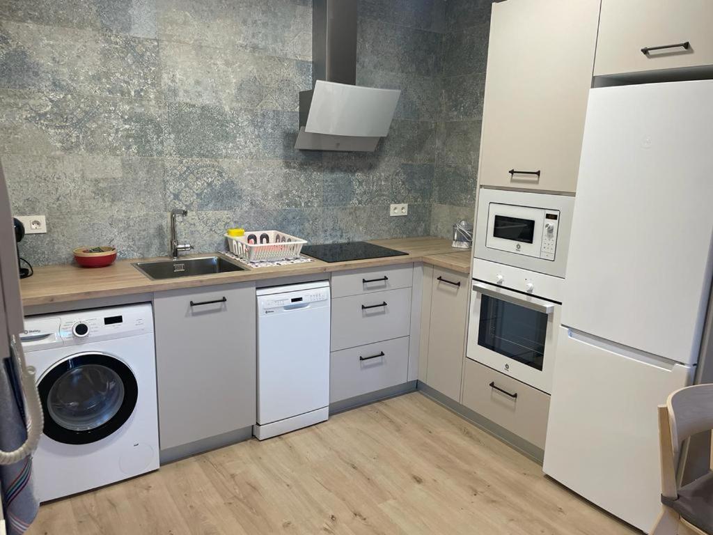 Apartamentos Gyc Vistas A Santo Domingo Leon Bagian luar foto